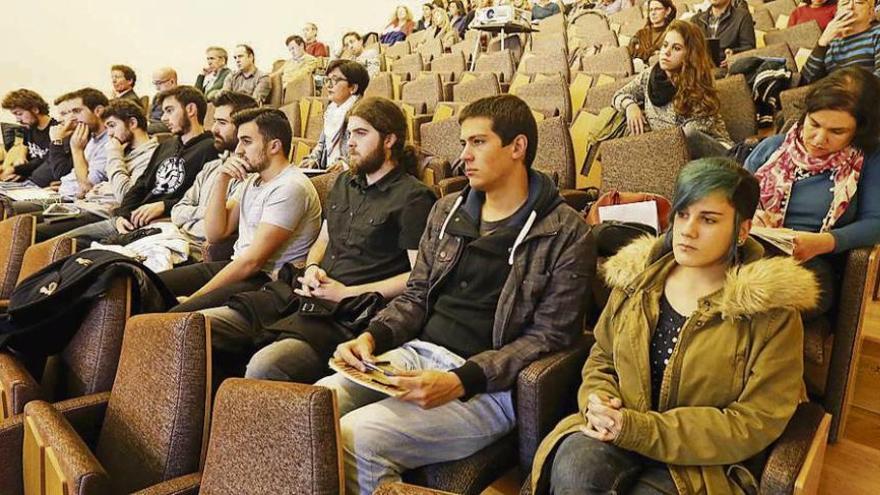 Representantes estudiantiles, durante una sesión del Claustro de la Universidad de Vigo. // M. G. Brea