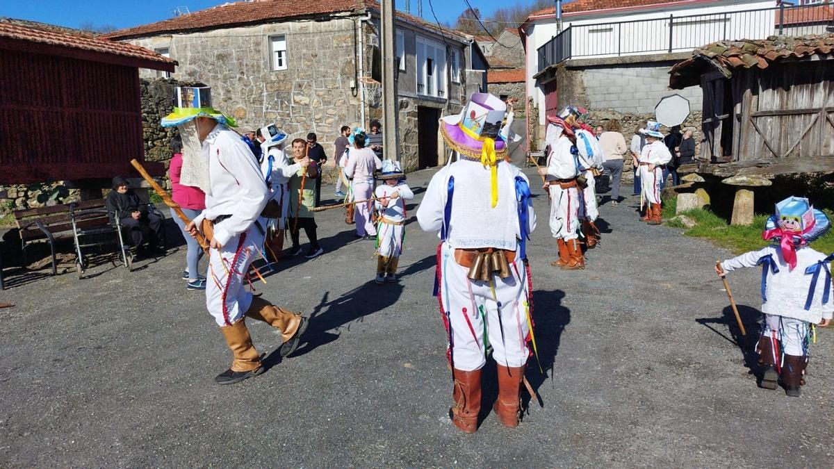 Troteiros de todas las edades bailan y divierten a los vecinos en la localidad de Sarreaus, en Bande.