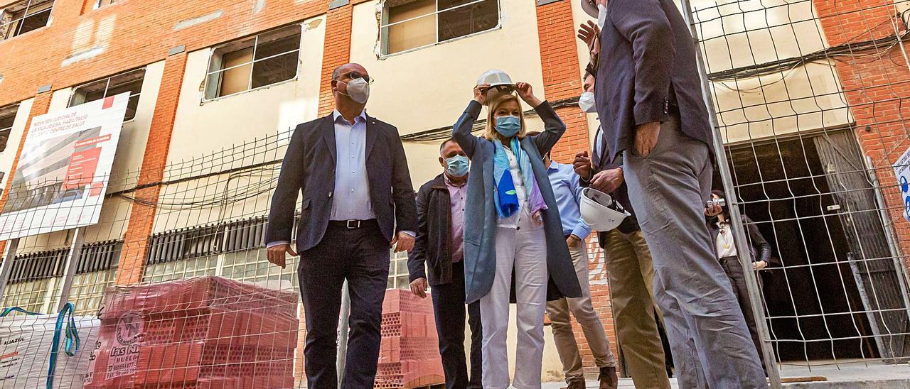 La consellera de Justicia, Gabriela Bravo, con el alcalde, ediles y técnicos, durante la visita al futuro Palacio de Justicia de La Vila. | DAVID REVENGA