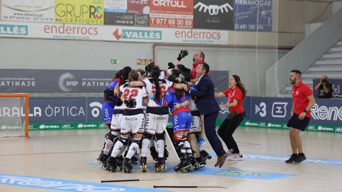 Las jugadoras del Telecable Gijón celebran una victoria esta temporada