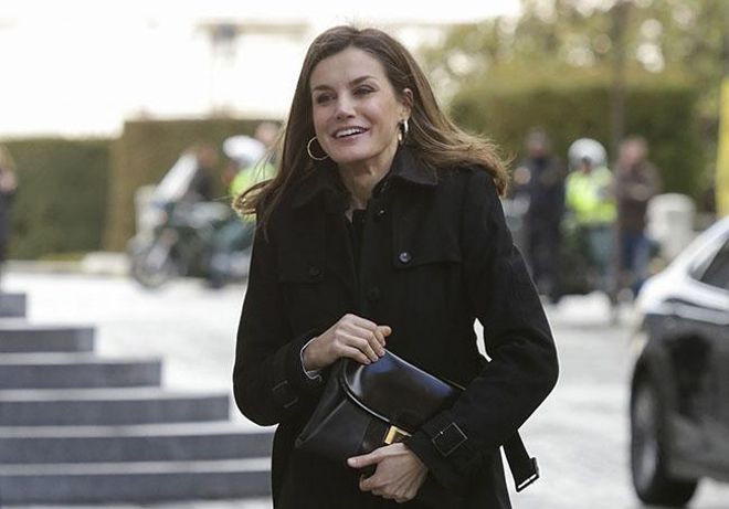 Letizia Ortiz con abrigo negro y bolso de mano