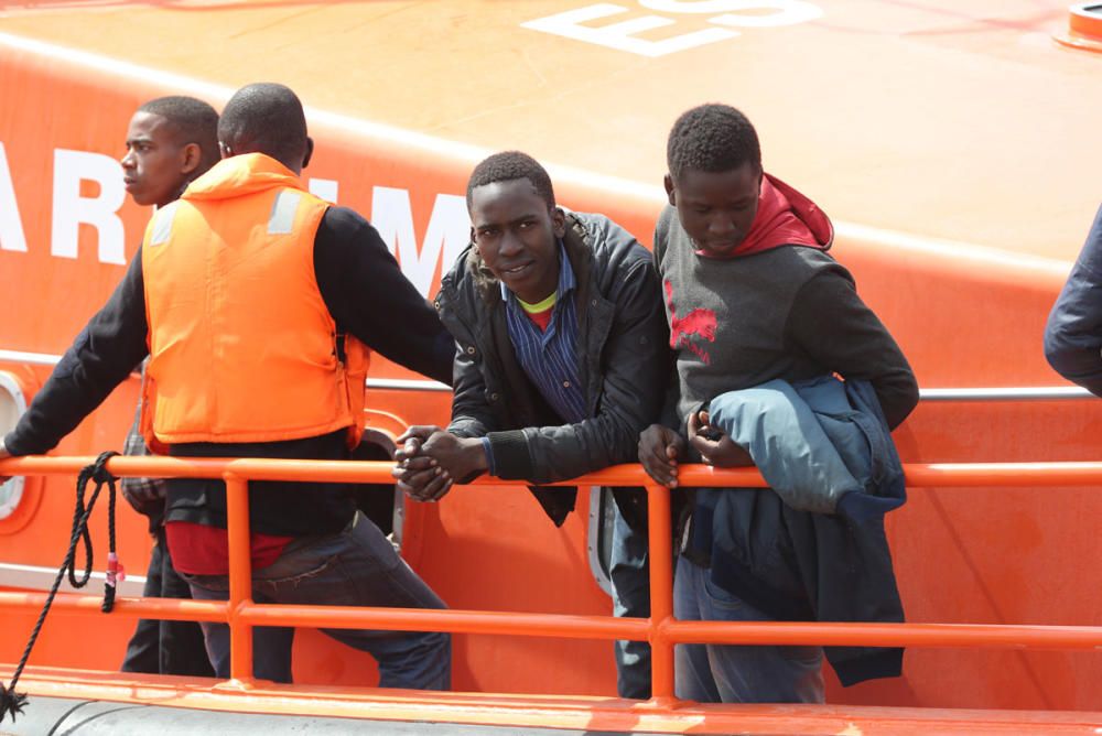 Trasladan al puerto de Málaga a 54 inmigrantes de una patera