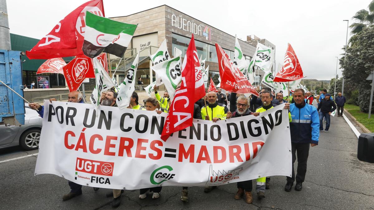 Protesta de empleados de Canal de Isabel II, ayer en Cáceres.