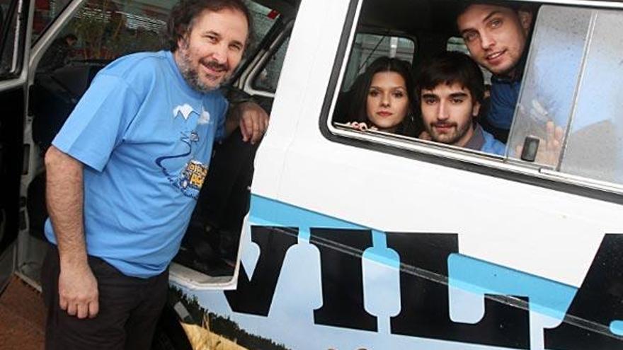 Ignaico Vilar, en la caravana, con los actores (de izda. a drcha.) Sabela Arán, Xoel Yáñez y Rubén Riós.