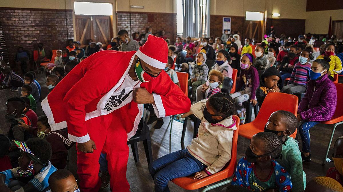 Visita de Papa Noel a un centro de niños en la capital de Sudáfrica.