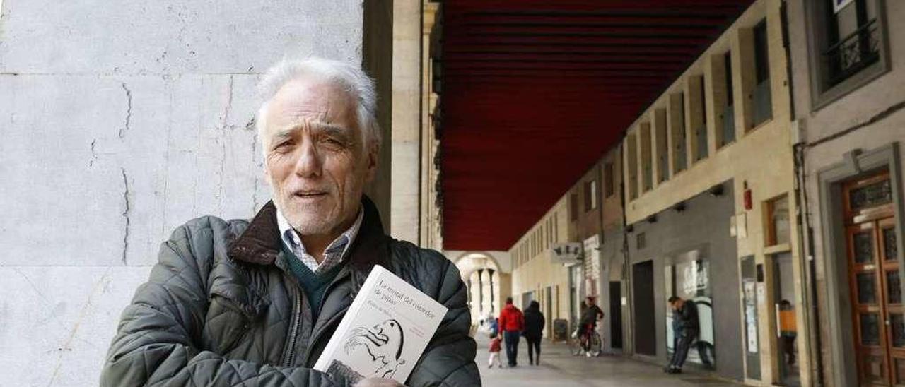 Pedro de Silva, ayer, con un ejemplar de &quot;La moral del comedor de pipas&quot;.