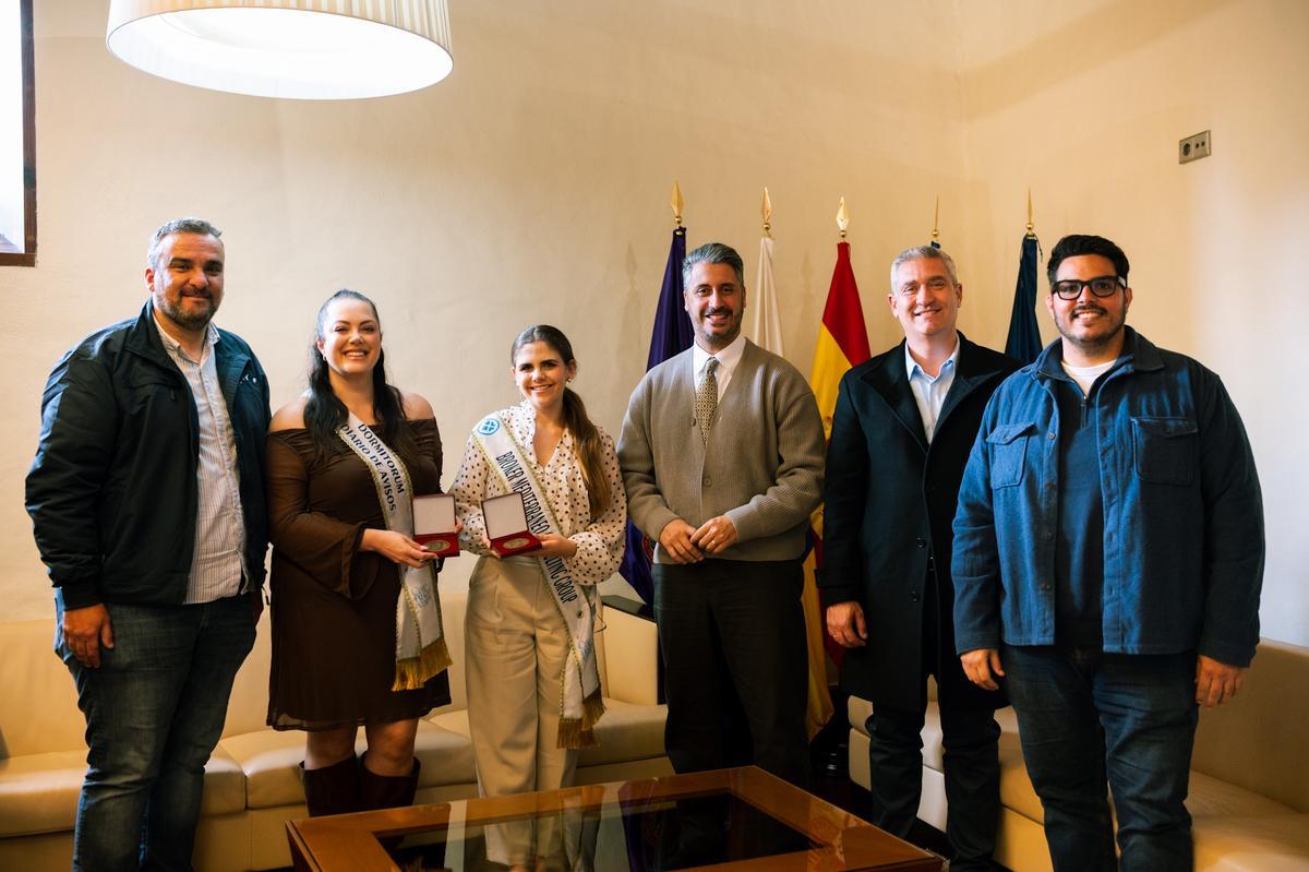 Leire García y Cecilia Esther Díaz visitan el Ayuntamiento de La Laguna.