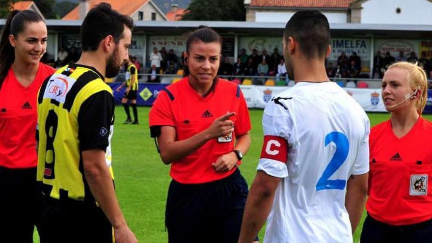 Zulema González, en el centro, con el equipo arbitral y los capitanes. // Iñaki Abella