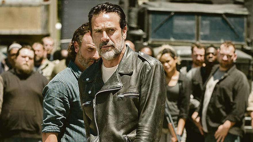 En primer término, Negan, interpretado por el actor Jeffrey Dean Morgan, en una de las escenas de la serie &#039;The Walking Dead&#039;.