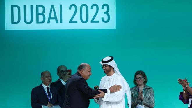 Cumbre del clima de Dubái. En la imagen, Sameh Shoukry (a la izquierda), presidente del COP27, y Sultan Ahmed Al Jaber, presidente designado de la COP28, se saludan durante la ceremonia de apertura del encuentro.