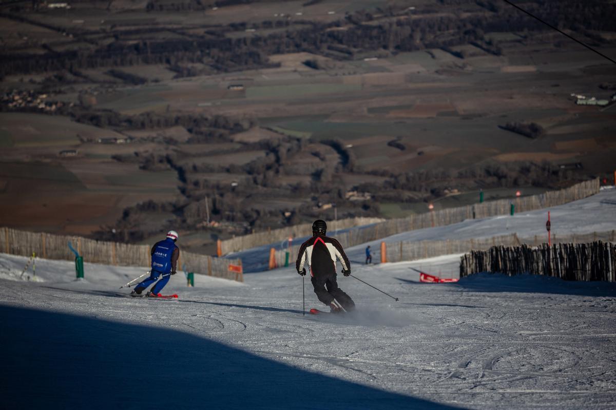 El aumento de las temperaturas significa que la gran mayoría de las estaciones de esquí del mundo ya dependen de la nieve artificial para aumentar la capa de nieve y prolongar la temporada, pero una racha récord de clima templado a fines de diciembre significa que incluso la nieve artificial ya no es posible en algunas áreas como en La Molina