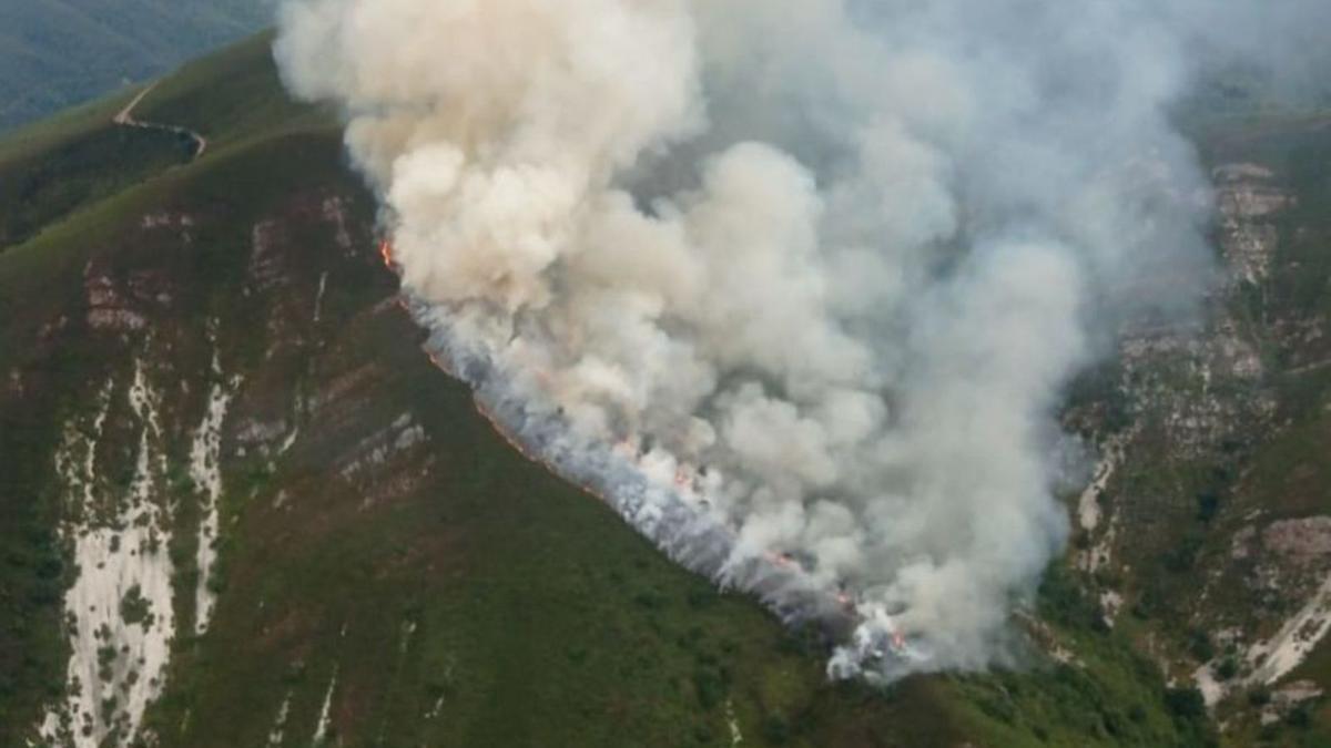 Imagen aérea del incendio en Pradías (Ibias). | Brif Tineo