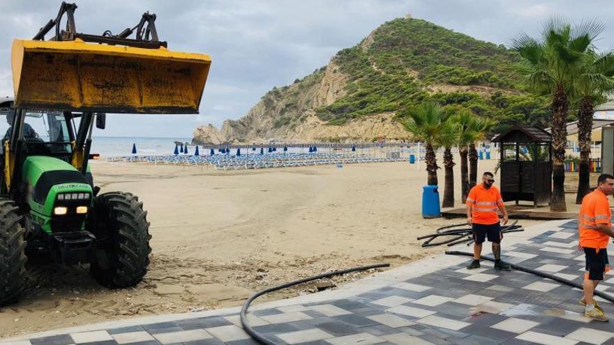 Las máquinas trabajando en la playa