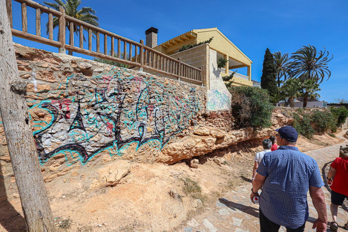 Pintadas en uno de los tramos del sendero que discurre paralelo al mar