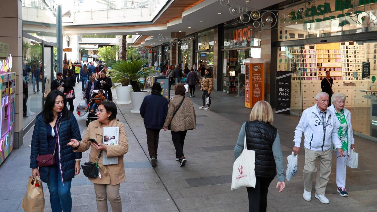 Clientes en un centro comercial.