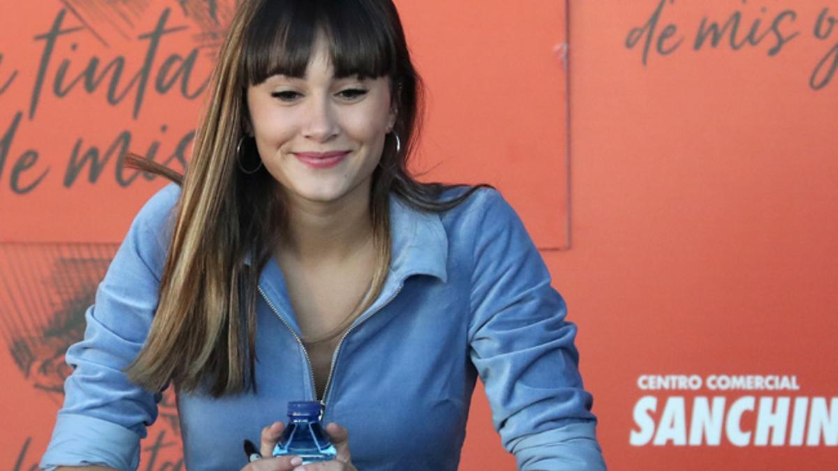 Aitana Ocaña en la firma de su libro en Madrid