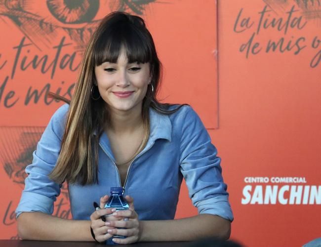 Aitana Ocaña en la firma de su libro en Madrid