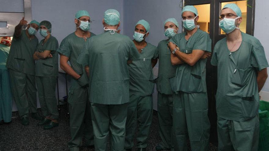 Pantalón naranja, para áreas restringidas en hospitales.