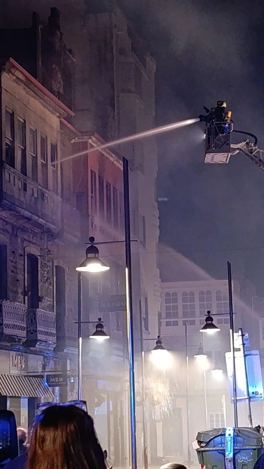 Un bombero arroja agua sobre el edificio