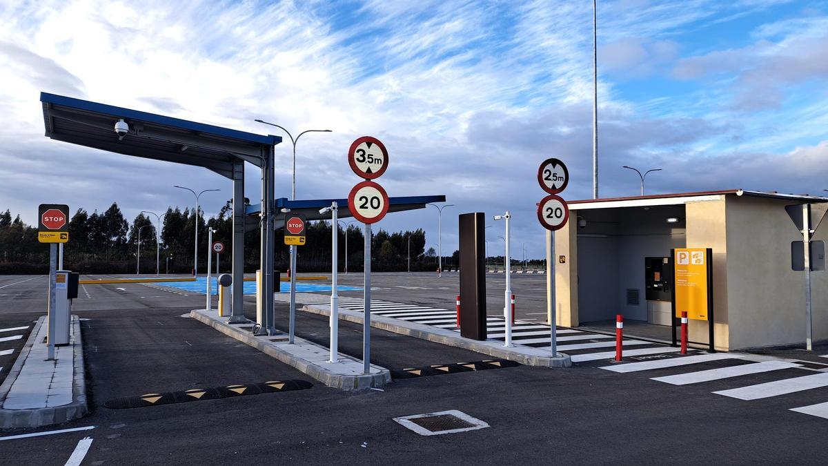 Entrada al aparcamiento de larga estancia, en el aeropuerto de Asturias