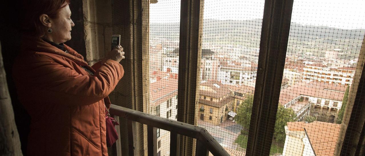 Una visitante fotografiando el Antiguo desde la Catedral antes de la pandemia.