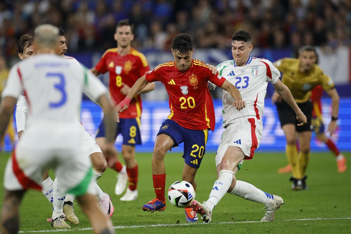 Pedri lucha con Alessandro Bastoni  durante el encuentro de la fase de grupos de la Eurocopa 2024