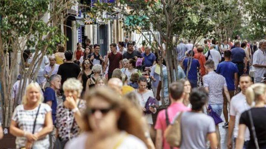 El fuerte crecimiento de la población balear durante los últimos años condiciona el reparto de la riqueza que se genera en las islas, según el CES.