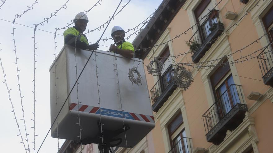 EN IMÁGENES | Las calles de Zaragoza se engalanan con las luces de Navidad