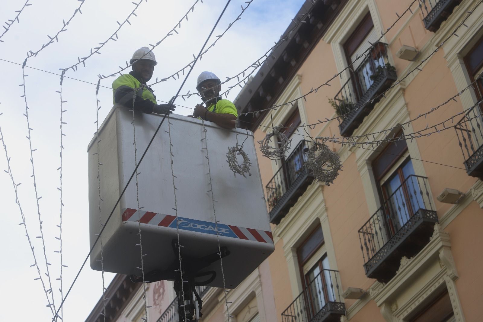EN IMÁGENES | Las calles de Zaragoza se engalanan con las luces de Navidad