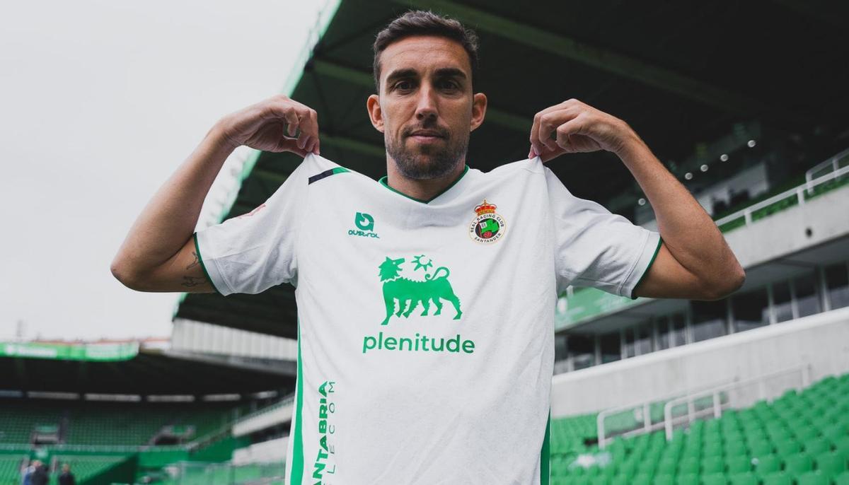 Jaime Mata, con la equipación del Racing.