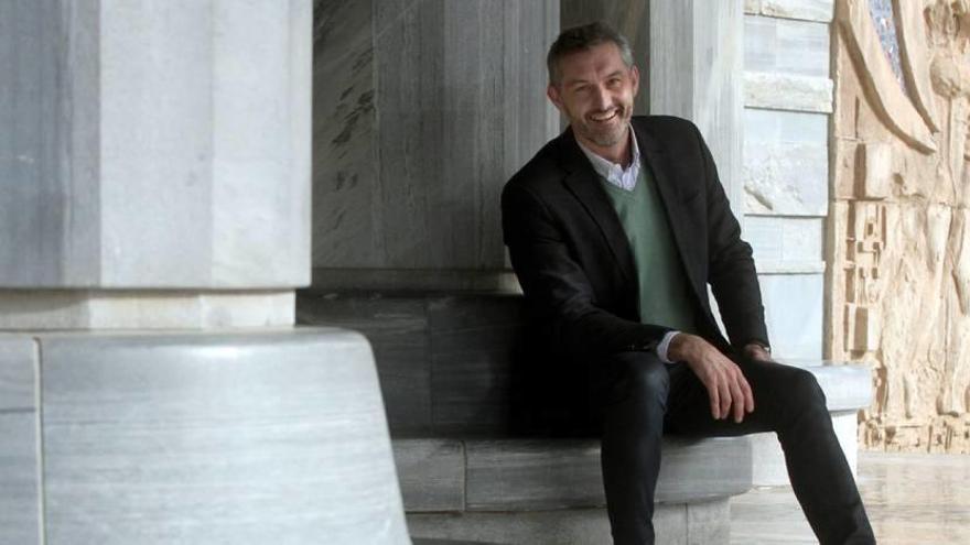 Óscar Urralburu, secretario general de Podemos en la Región de Murcia, posa en la puerta principal de la Asamblea Regional.