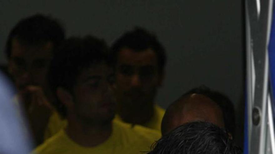 El central malaguista, en la bocana de vestuarios con las muletas, saludando antes del partido. G. Torres