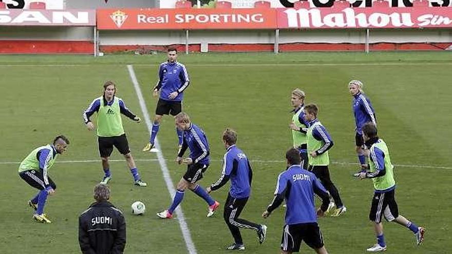 Los jugadores finlandeses, durante el entrenamiento de ayer.