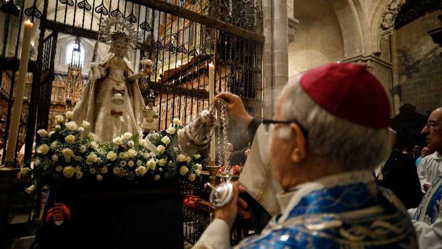 El obispo Gregorio Martínez inciensa a la Virgen de la Concha al término de la celebración.