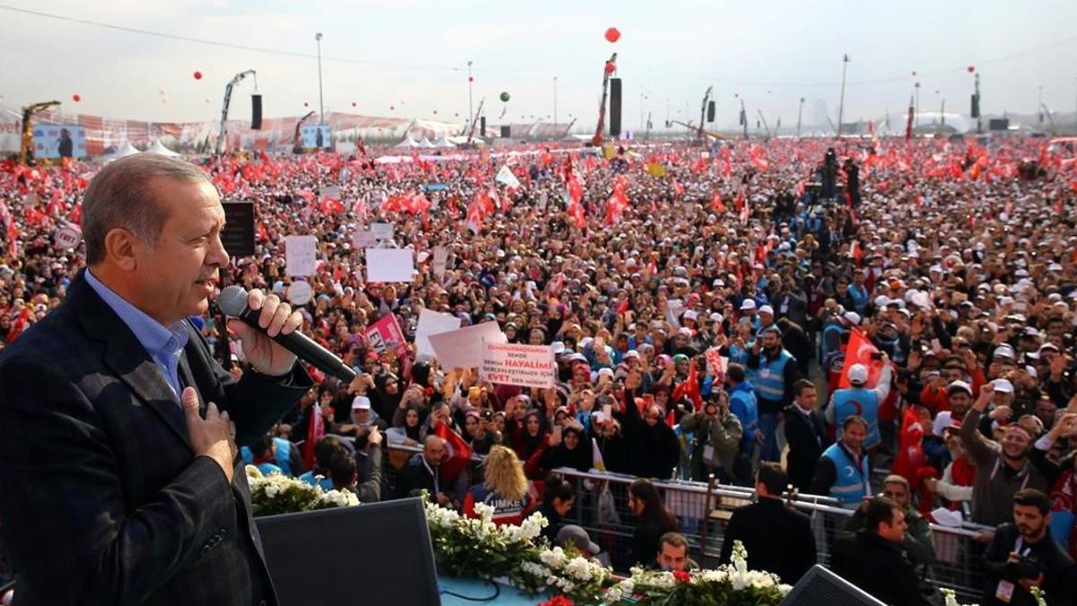 Erdogan en camapaña para el referéndum constitucional