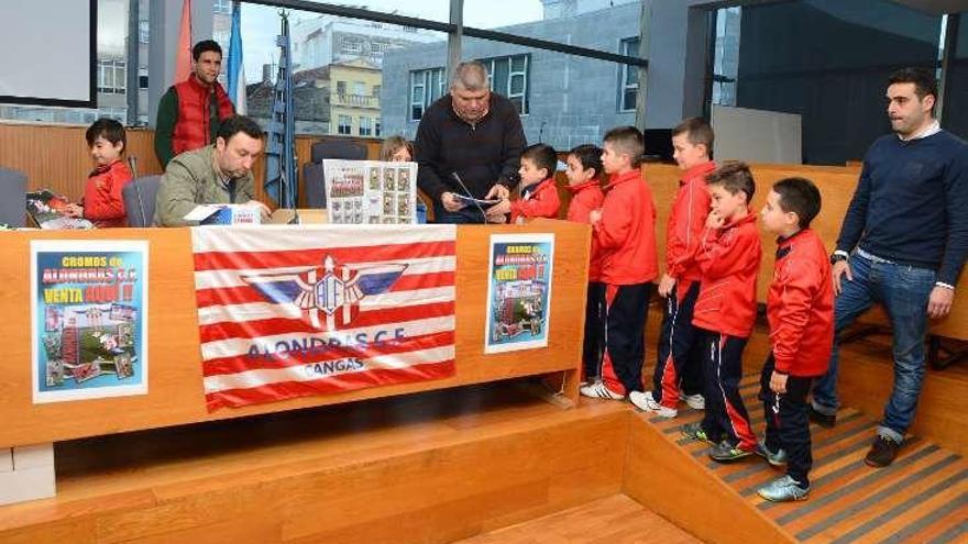 Un momento de la entrega de álbumes a los jugadores. // G. Núñez