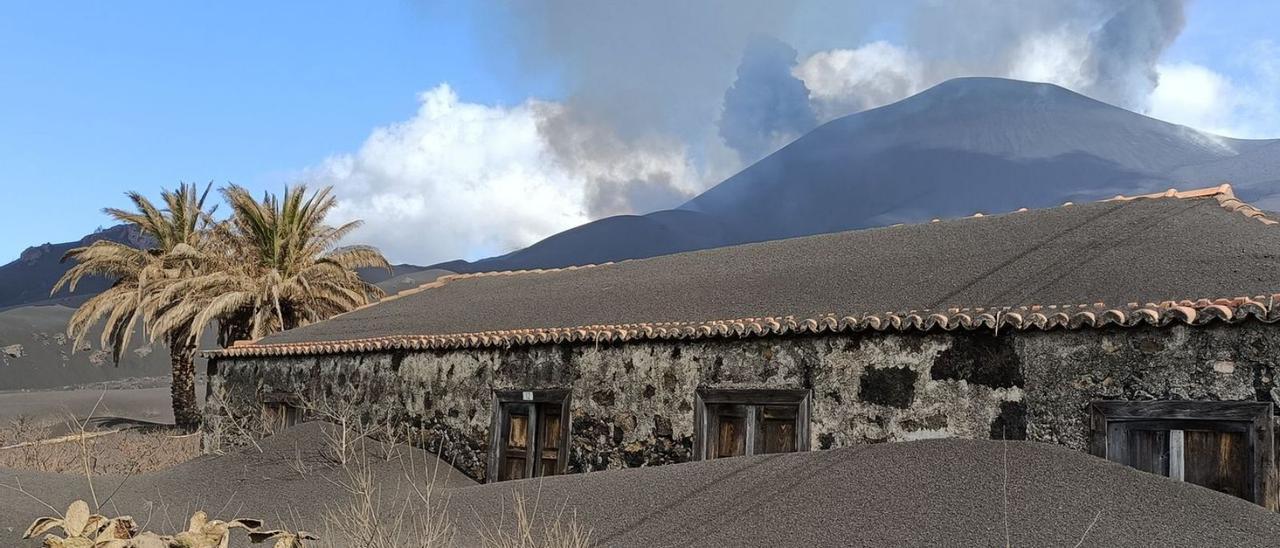 Casa familiar de Primitivo Jerónimo cubierta por la lava y la ceniza.  | | LP/DLP