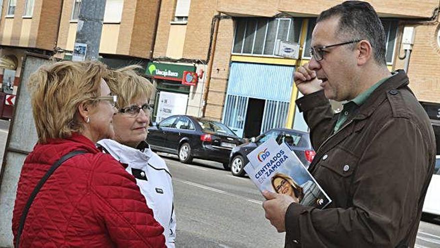 El número dos de la lista del Partido Popular al Ayuntamiento, de conversación con dos vecinas de Pinilla.