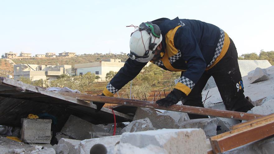 Un miembro de la organización Defensa Civil Siria (SCD), conocida como 'cascos blancos', inspecciona un edificio tras un bombardeo.