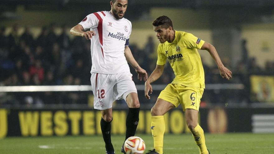 Iborra, en su etapa en el Sevilla, presiona a Dos Santos