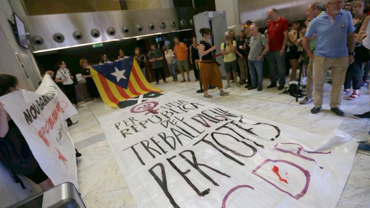 Miembros de los CDR ocupan el Departament de Treball, Afers Socials i Famílies.