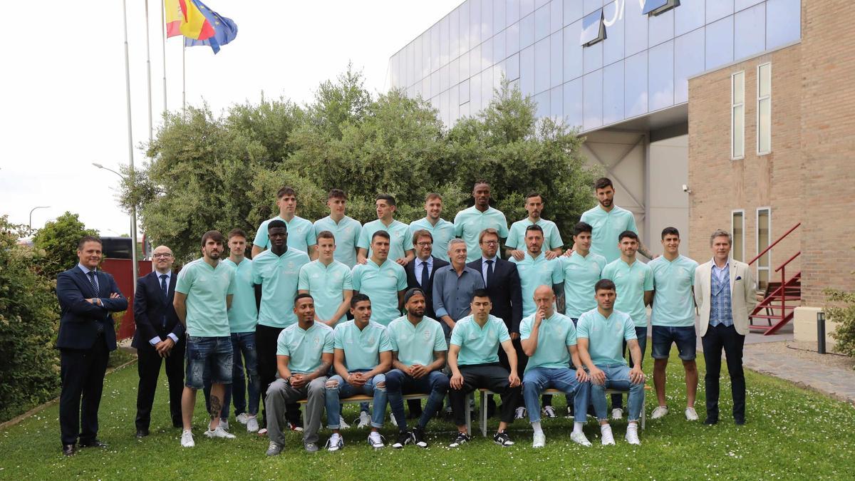 La plantilla del Real Zaragoza, en la visita de 2023 al Grupo Saphir.