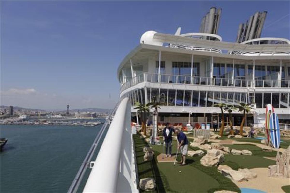 La zona de golf del 'Harmony of the Seas', en una imagen de archivo de una anterior visita a Barcelona.