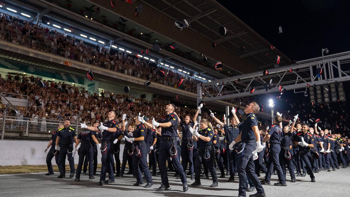 Les imatges del lliurament de diplomes als futurs mossos d'esquadra i policies locals a Montmeló