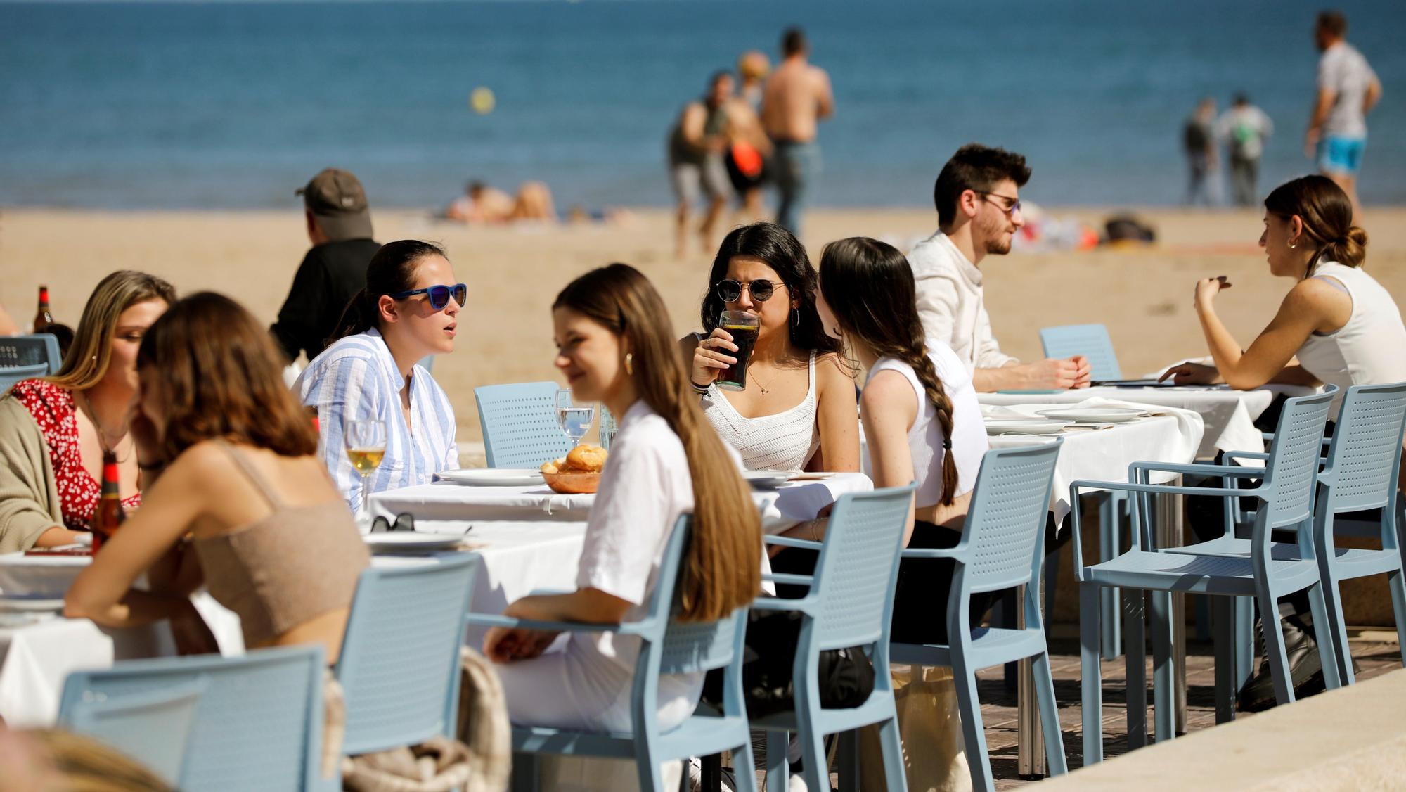 Cientos de personas disfrutan del buen tiempo en el Paseo Marítimo