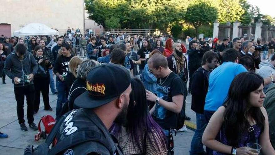 Seguidores del heavy metal en uno de los conciertos de este viernes.