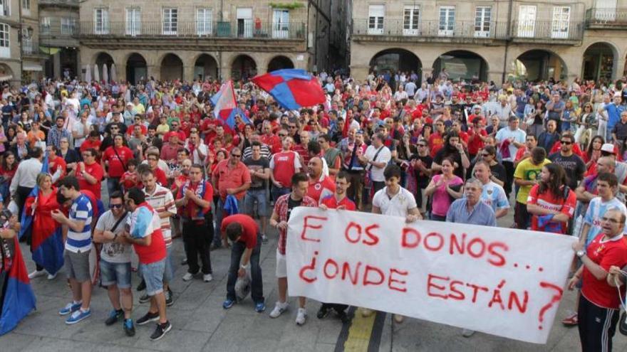 Una vista de los aficionados que acudieron ayer a la concentración en la Praza Maior para pedir la salvación del Ourense.