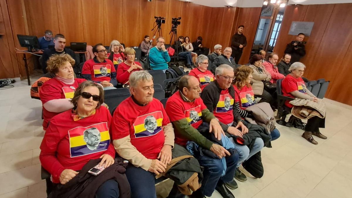 Asistentes al pleno con camisetas con la bandera republicana y el retrato de Miguel Hernández