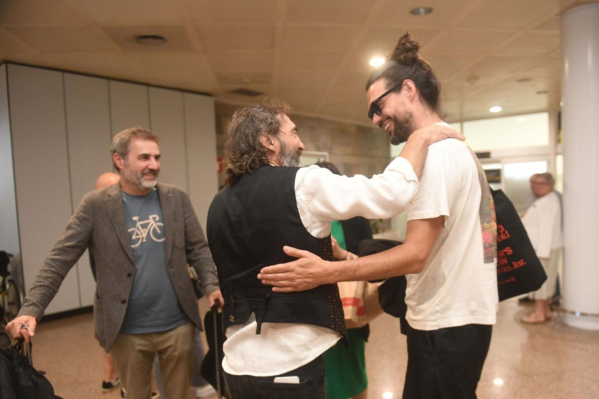Oliver Laxe llega a A Coruña en su regreso a Galicia tras ganar un premio en el Festival de Cannes