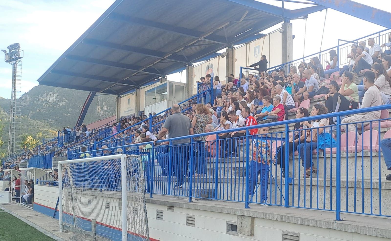 La "familia" de la UE Tavernes 2025-2026 se presenta en sociedad